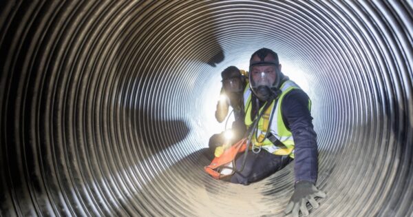 trabalhador de segurança em um espaço confinado