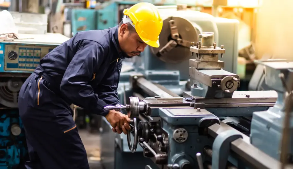 Operador de linha de produção em turno noturno em ambiente industrial, ilustrando riscos psicossociais no chão de fábrica